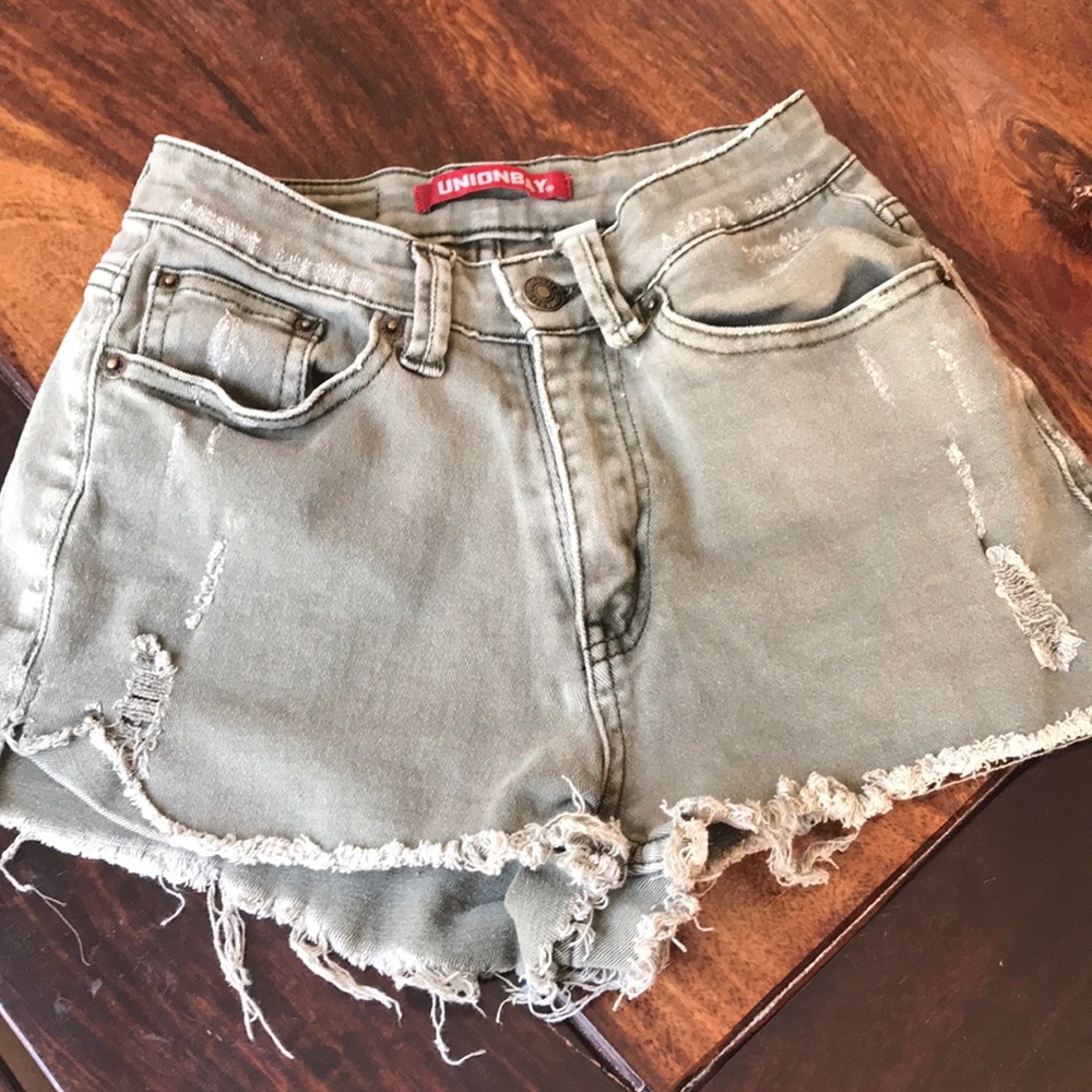 I’m selling barely used high waisted shorts.